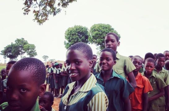 Bild på eleverna på skolan i Zimbabwe