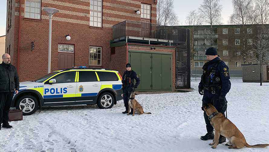 Två uniformerade poliser med hundar