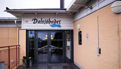 Entrén till Dalsjöbadet..