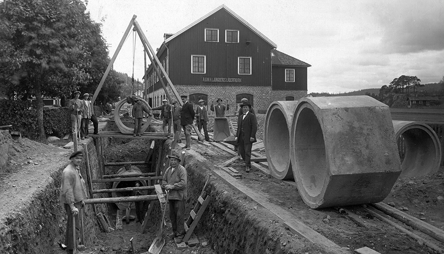 Fotografen
Frithiof Mörk är på plats när stora kulverten grävs ner vid Gässlösavägen år
1925. I bakgrunden Ljungbergs läderfabrik.