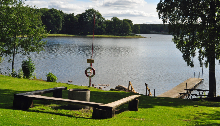 Foto på grillplats vid Äspereds badplats vid sjön Tolken