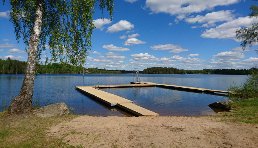 Foto på brygga och hopptorn vid Rammsjöns badplats i Dannike