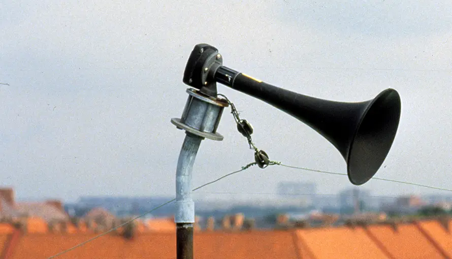 Signalhornet som sitter på taket och som larmar vid fara