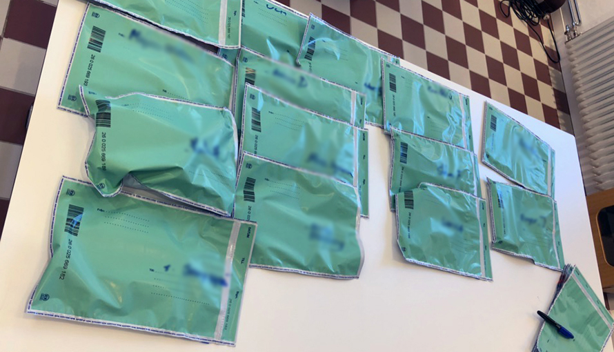 Gröna plastkuvert på ett bord