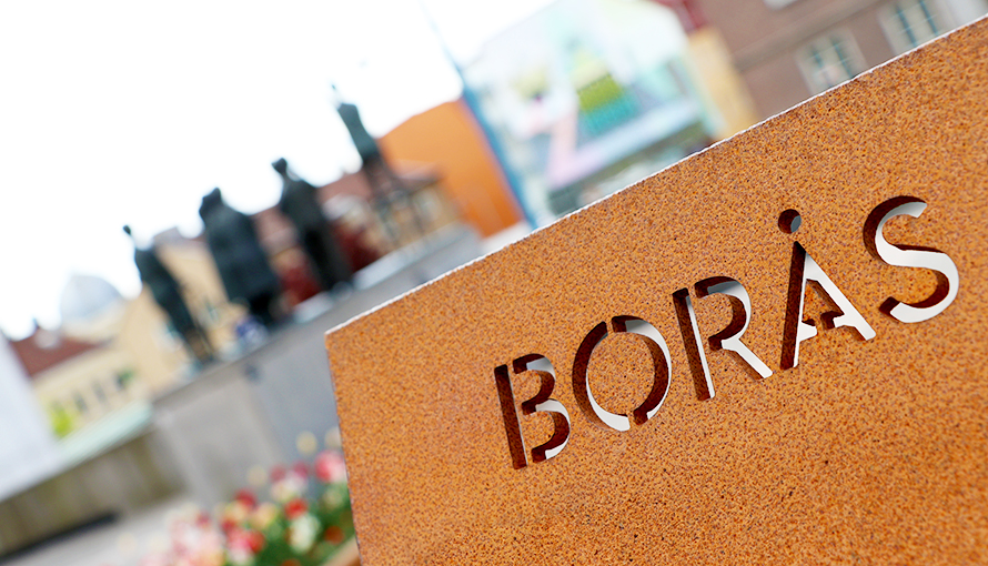 En skylt som det står "Borås" på. 