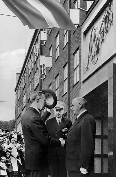 1951. Algots är Nordens största konfektionsföretag och Gustav
VI Adolf kommer på besök.