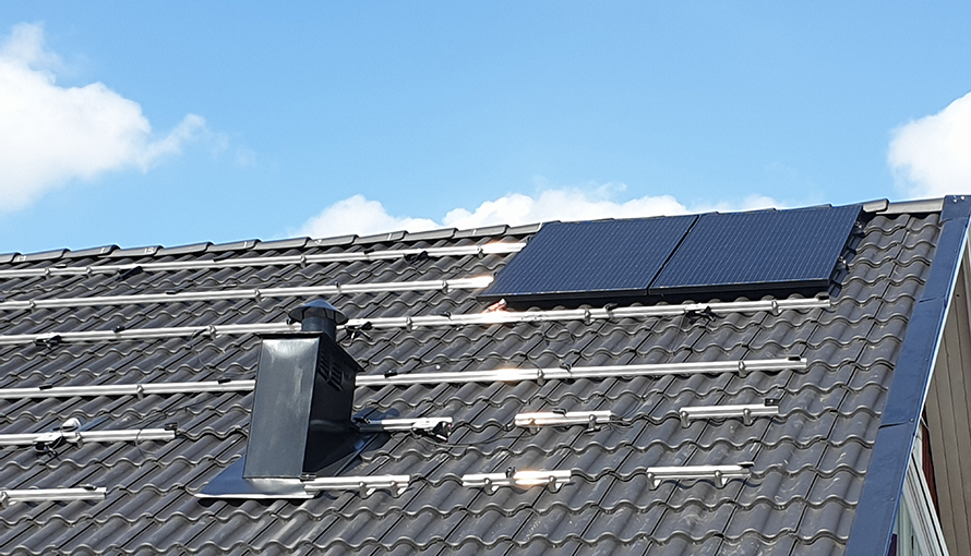 Solceller på ett tak. 