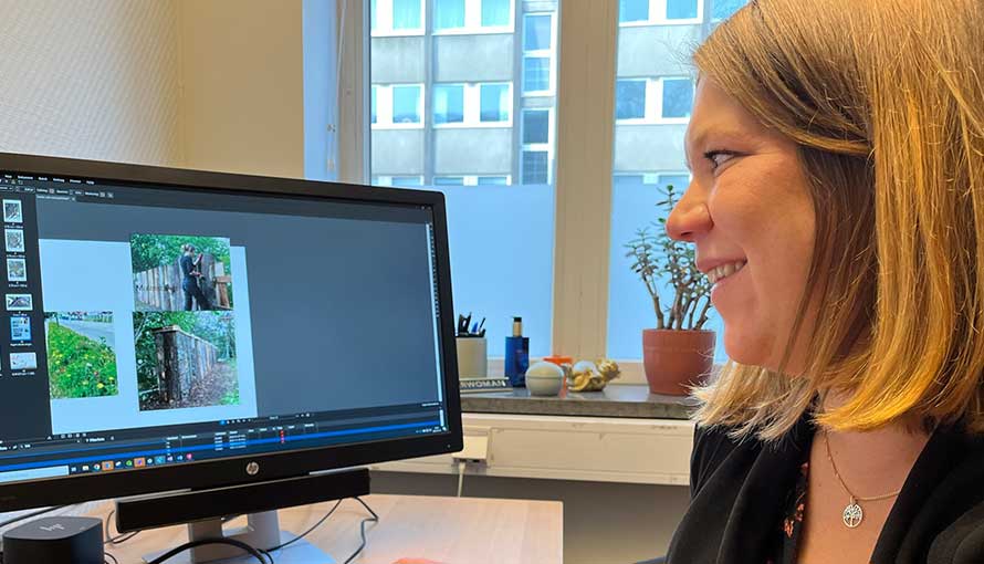 Emma Parfält sitter vid sin dator och tittar på bilder av ett mulmstaket. Foto: Kennet Öhlund.