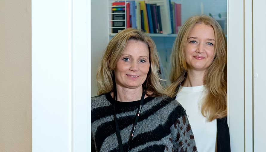 Sara Åqvist, verksamhetsutvecklarepå Grundskoleförvaltningen, och Annica Elf, verksamhetsutvecklare påIndivid- och familjeomsorgsförvaltningen. Foto: Anna Sigge.