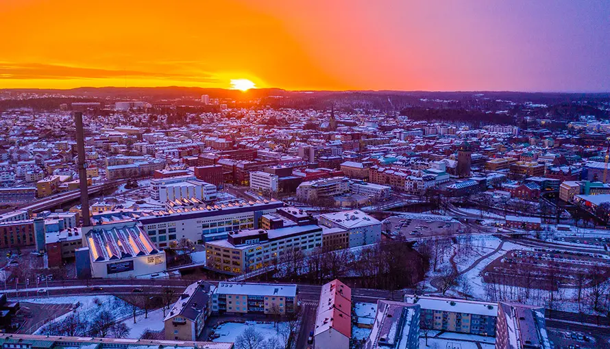 Flygbild över Borås i solnedgång