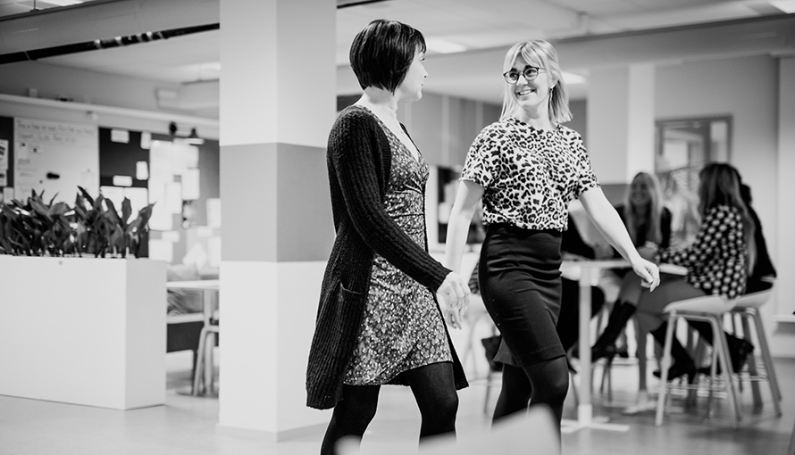 HR-specialist Ida Saarinen och HR-chef Maria Mencevski går igenom ett kontorslandskap. 
