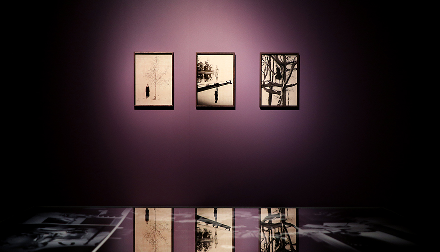 Tre tavlor på en lila vägg. Från Textilmuseets utställning Fashion Exposed.