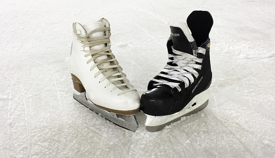 En vit och en svart skridskor på is.