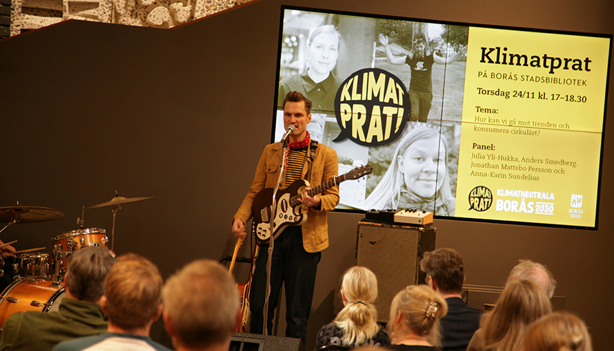 Artisten Bror Gunnar Jansson uppträder på eventet Klimatprat.