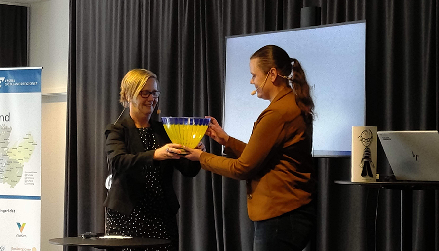 Regionrådet Kristina Jonäng delade ut priset till Madelene Alfinsson, verksamhetsutvecklare inom välfärdsteknik på Vård- och äldreförvaltningen. 