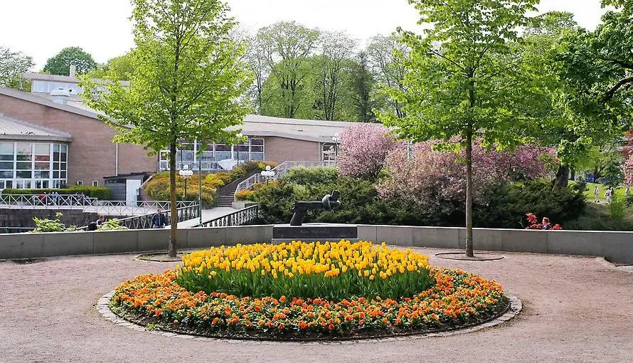 Anna Linds park med vårplantering av bland annat gula tulpaner
