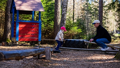 Pappa och dotter leker på inte nudda marken-park