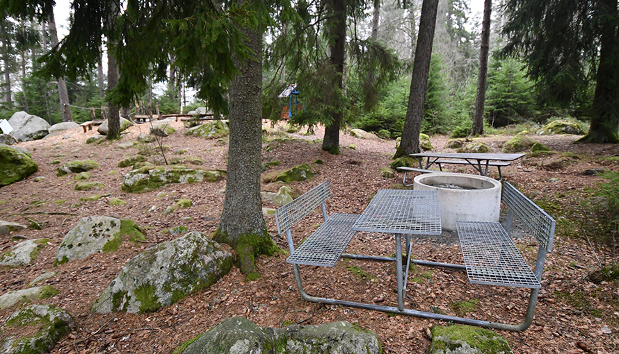Foto på grillplats vid inte-nudda-marken-parken vid Kypegården