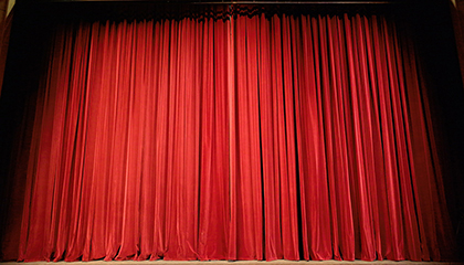 En röd ridå som till exempel på en teater.