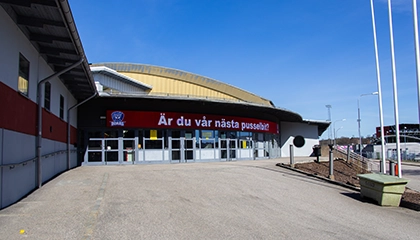 Ungdom som plaskar i vattnet