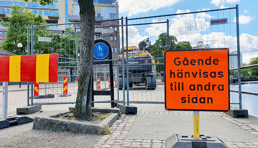 En skylt på Söderbrogatan säger "Gående hänvisas till andra sidan".