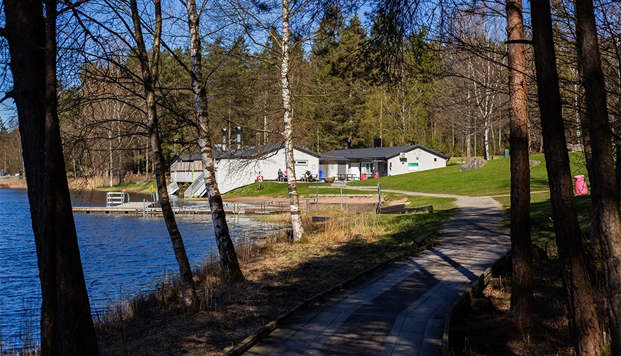 Kypegårdens friluftsgård med träd i förgrunden