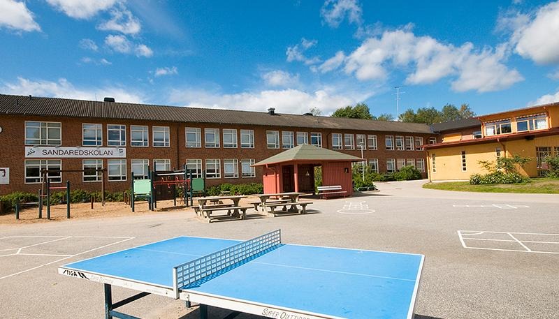 Sandaredskolans skolgård med pingisbord och kingrutor
