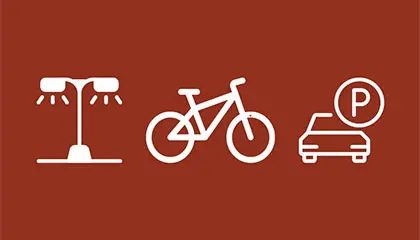 Gatljus, cykel och parkerad bil