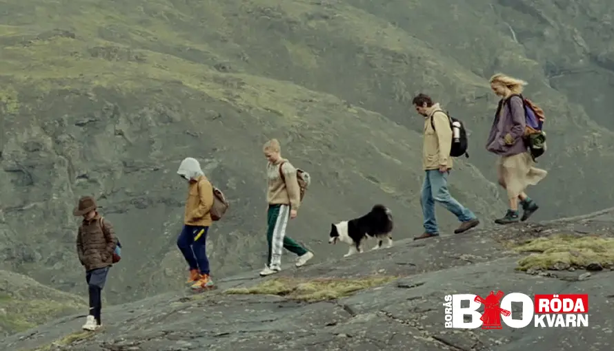 Familj på bergsvandring