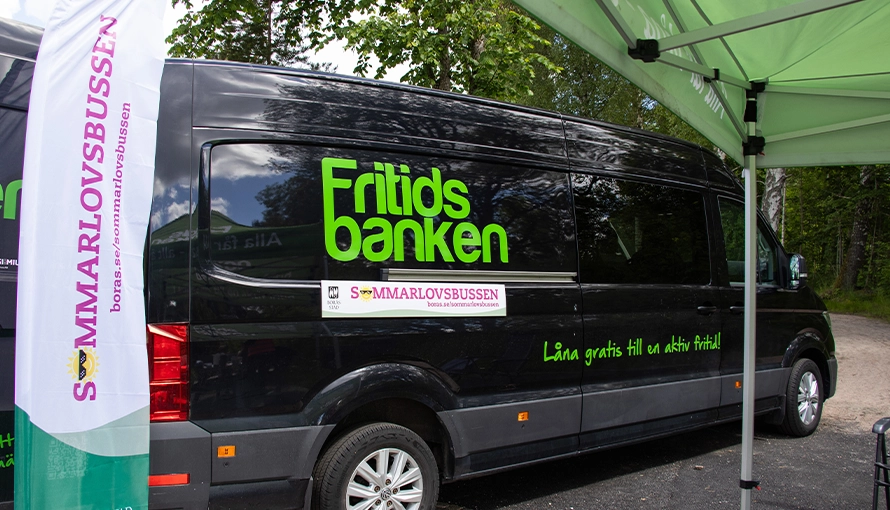 Svart liten buss med Fritidsbankens logga