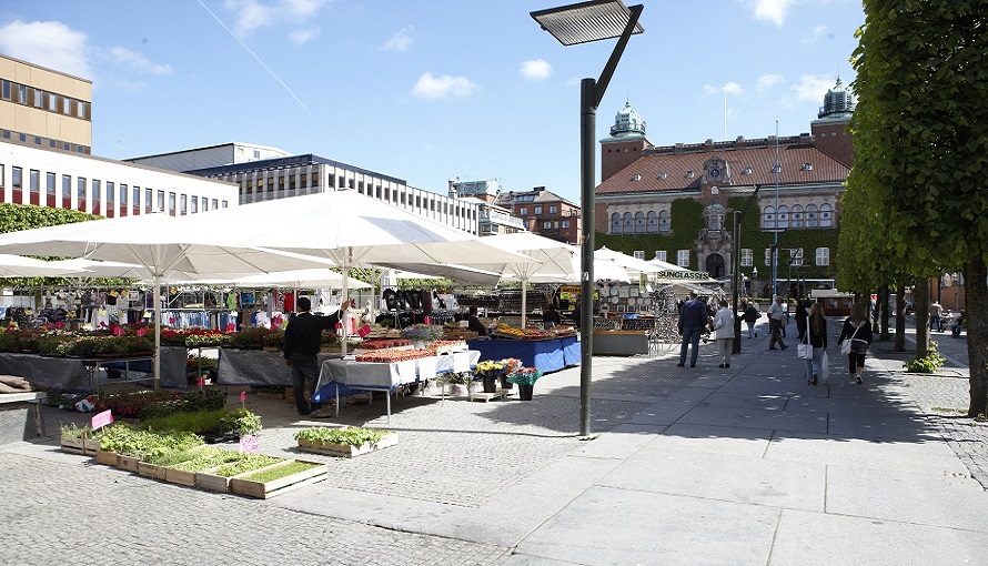 Foto torg i Borås med torghandel