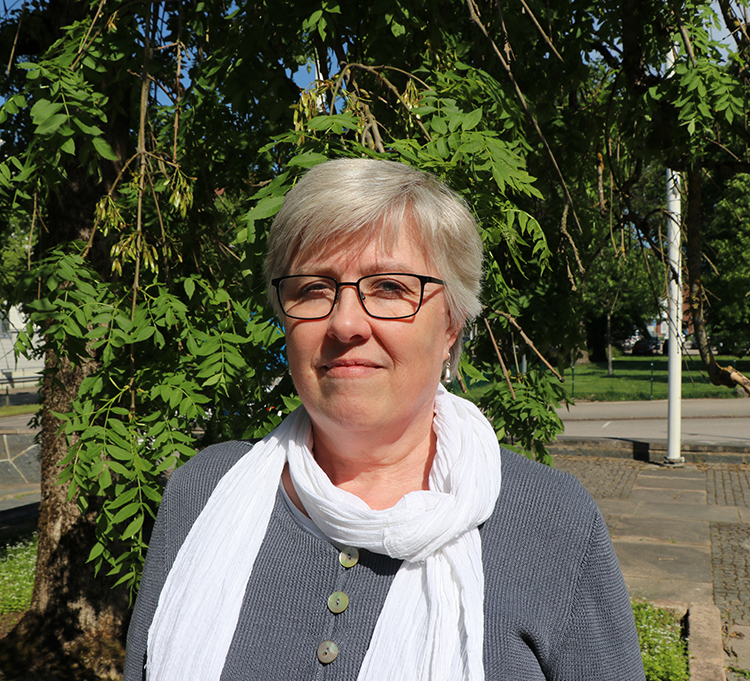 Utvecklingsstrateg Lovisa Strand står framför ett träd