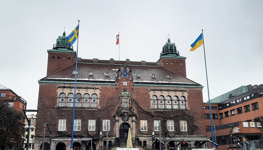 Ukrainska och svenska flaggan på stora torget i Borås