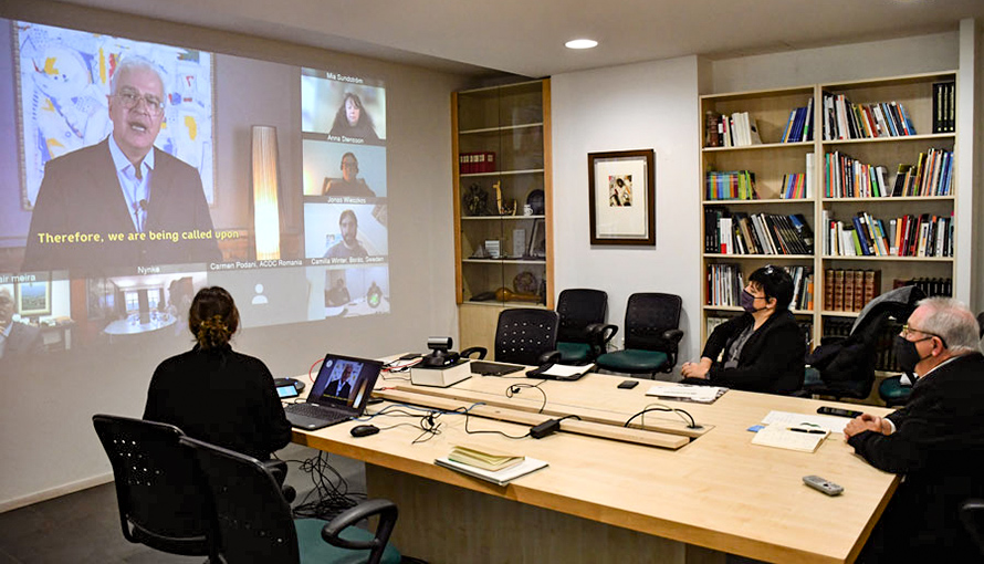 Bild från distansmöte där tre personer i ett rum ser på en skärm med de andra deltagarna