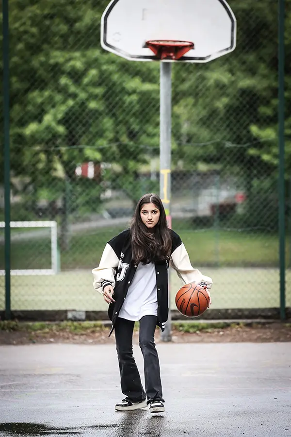 Dorsa studsar en basketboll framför ett basksetmål.