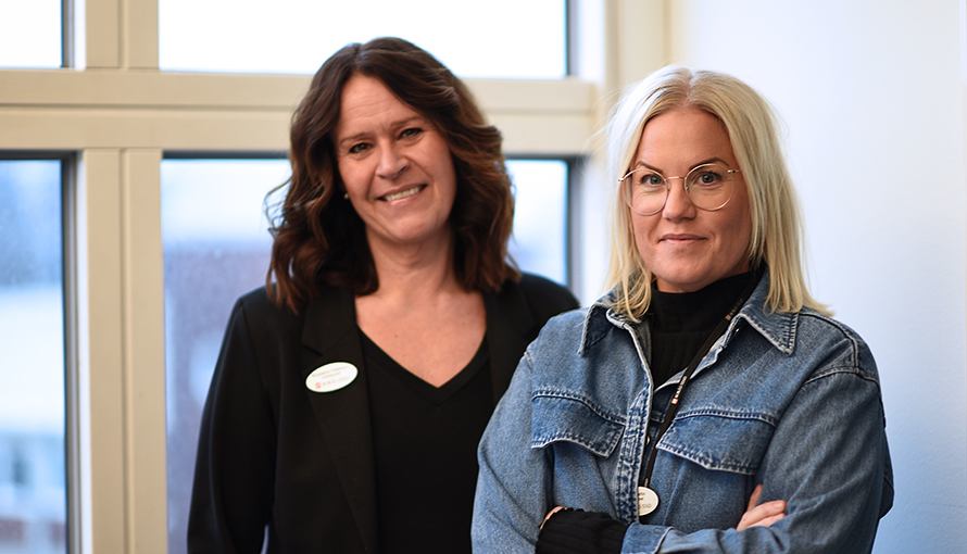 Magdalena Pettersson och bredvid henne Helen Danbo som är chef för bemanningsenheten inom vård- och äldreomsorgen.