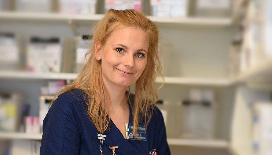 Emelie Ahlgren, sjuksköterska, blont hår. 