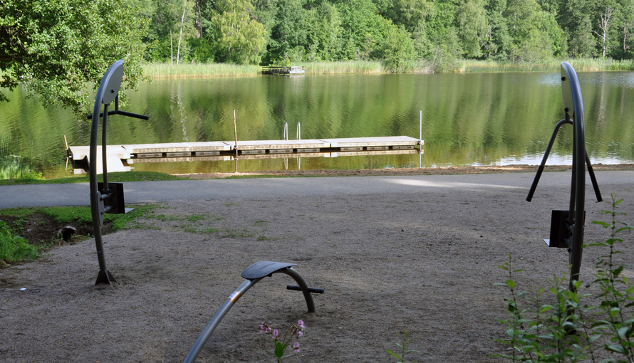 Foto på utegym vid Byttorps badplats vid sjön Kolbränningen