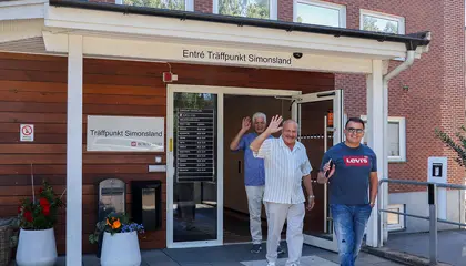 Ungdomar som är avbildade på en husvägg.