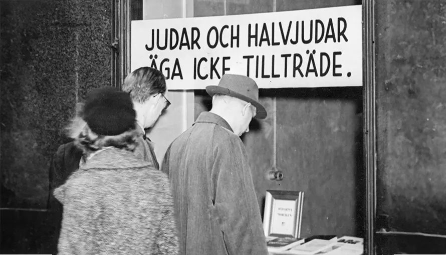 Bokhandlare Åbergs skyltfönster med antisemitisk propaganda, Stockholm 1941. Bildkälla: Arbetarrörelsens arkiv och bibliotek (ARAB). Foto: Morgontidningen