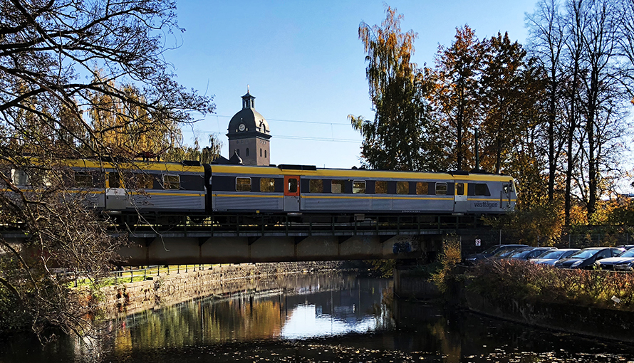 Ett tåg som kommer på bron ovanför Viskan.