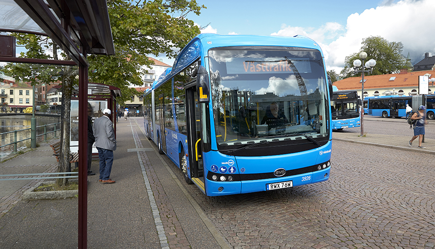 En blå buss på Södra torget.