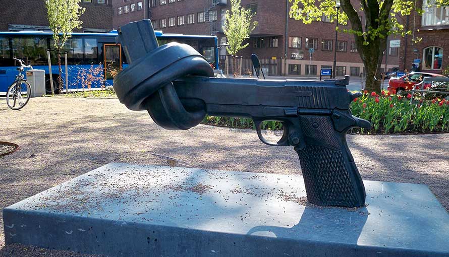 Skulpturen Non-violence av  Carl Fredrik Reuterswärd.
