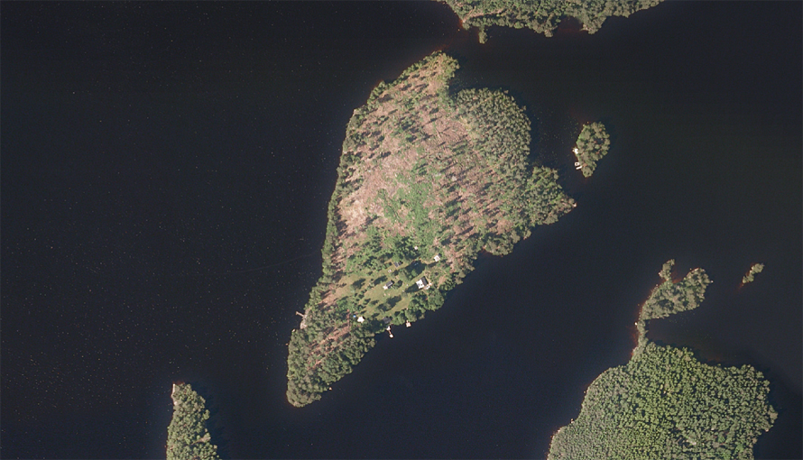 Flygfoto på naturistbadat på ön Stora Ekenäset i Frisjön