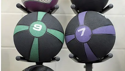 Två bollar som är placerade på en bollställning.