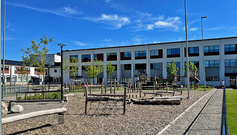 Ett foto på Byttorpskolan och en del av skolgården