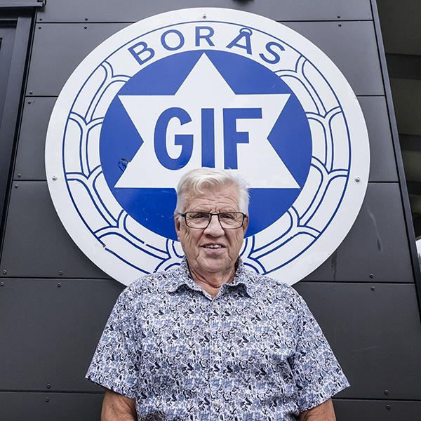 Göran Svan står framför en stor logga med bokstäverna GIF