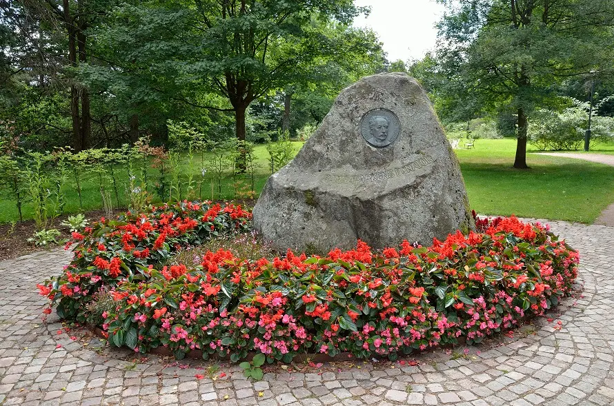 minnesstenen med blommor kring