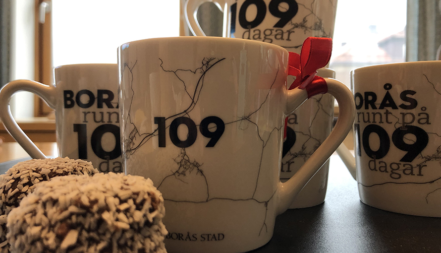 Kaffekoppar med tryck av Borås runt på 109 dagar och chokladbollar