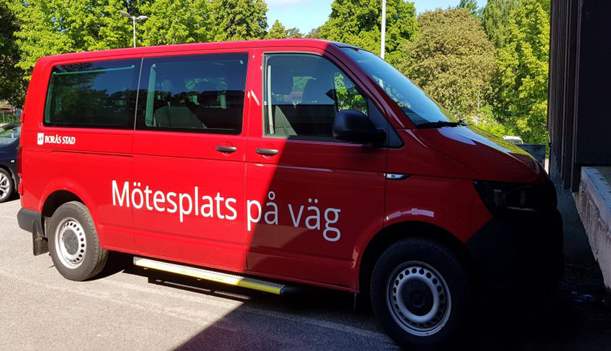 En röd buss med texten Mötesplats på väg